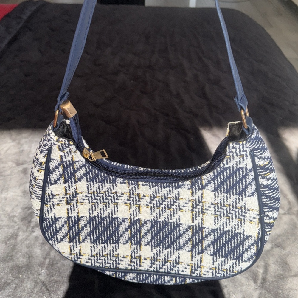 Blue and White GORGEOUS shoulder bag 😍